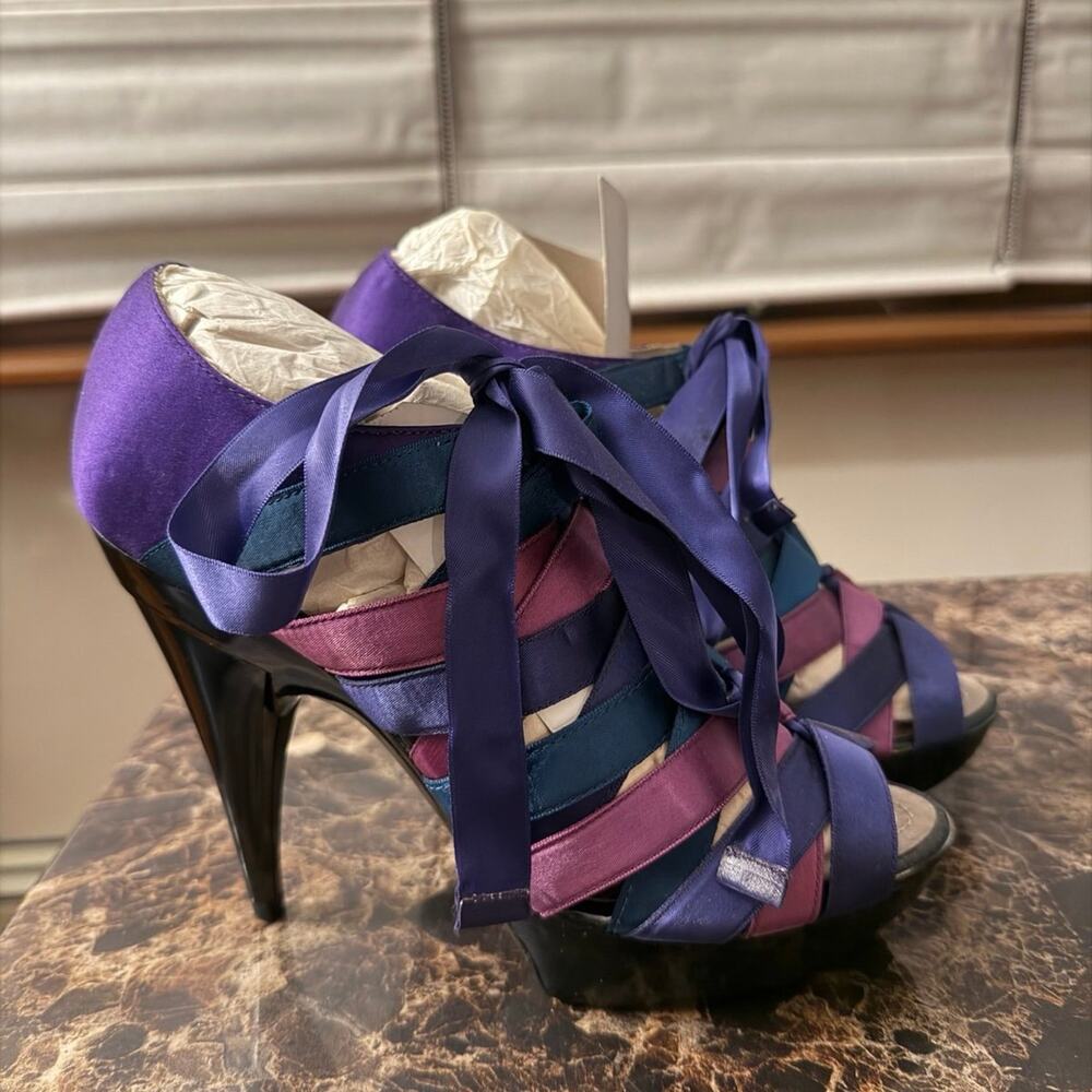 Brand new Jlo Jennifer Lopez ribbon laced high heels size 7M